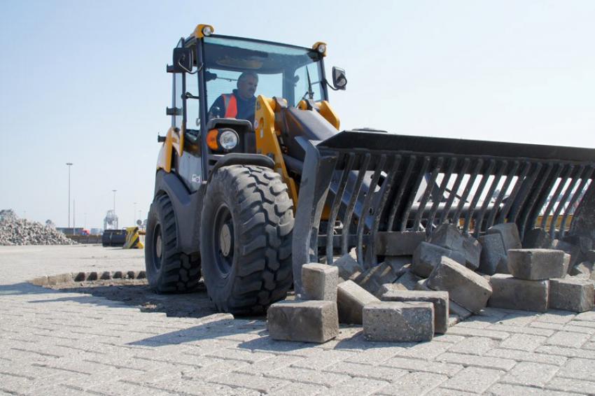 Grondverzetmachine met chauffeur voorzijde