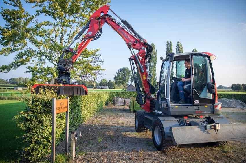 Vader Peter en zoon Richard Grift blij met Stage V Wacker Neuson Bron foto Koos Groenewold